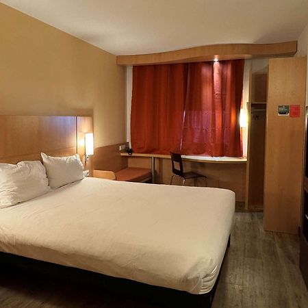 Hotel Ibis Istres Trigance Exterior foto